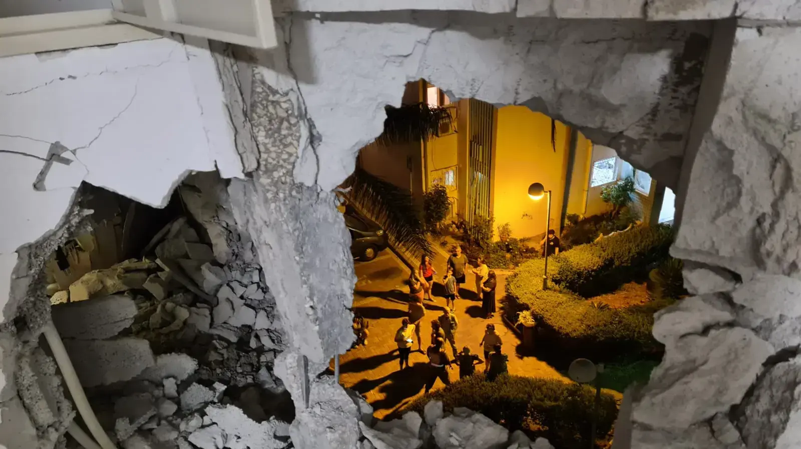פגיעת רקטה במבנה באשקלון 12 במאי 2021 פגיעת רקטה במבנה באשקלון 12 במאי 2021