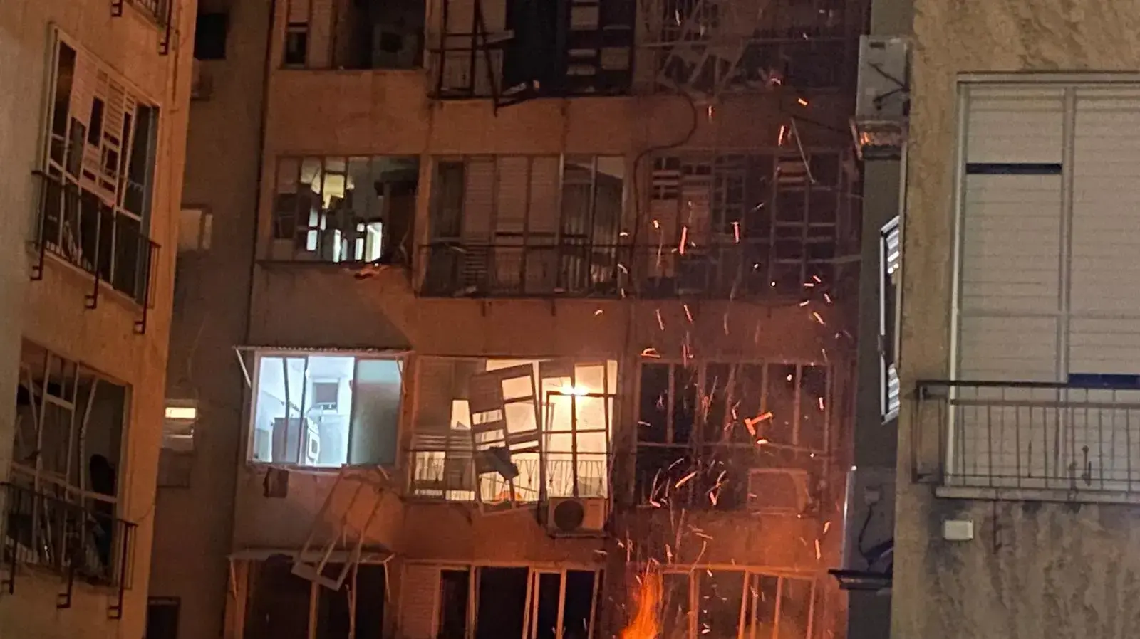 רקטה נפלה בעיר פתח תקווה, 13 במאי 2021 רקטה נפלה בעיר פתח תקווה, 13 במאי 2021