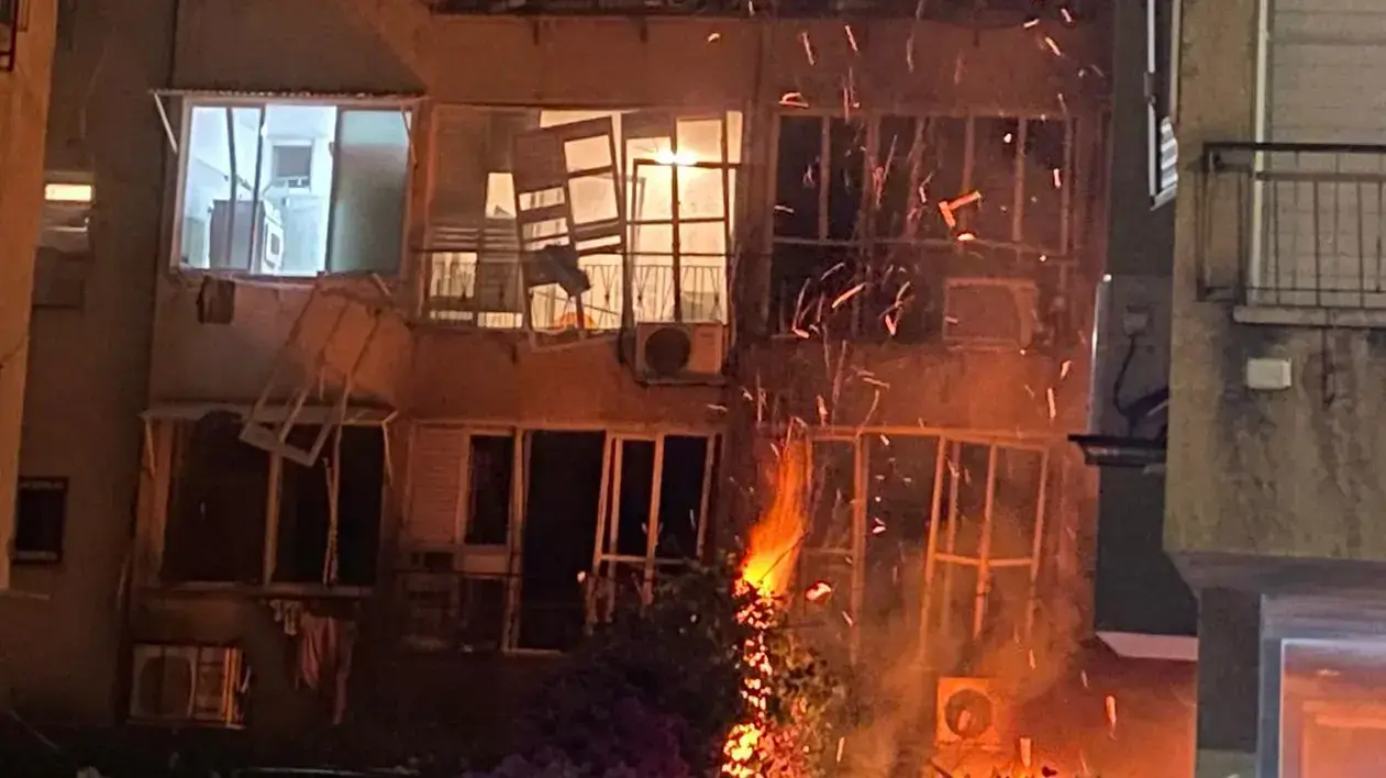 רקטה נפלה בעיר פתח תקווה, 13 במאי 2021 רקטה נפלה בעיר פתח תקווה, 13 במאי 2021