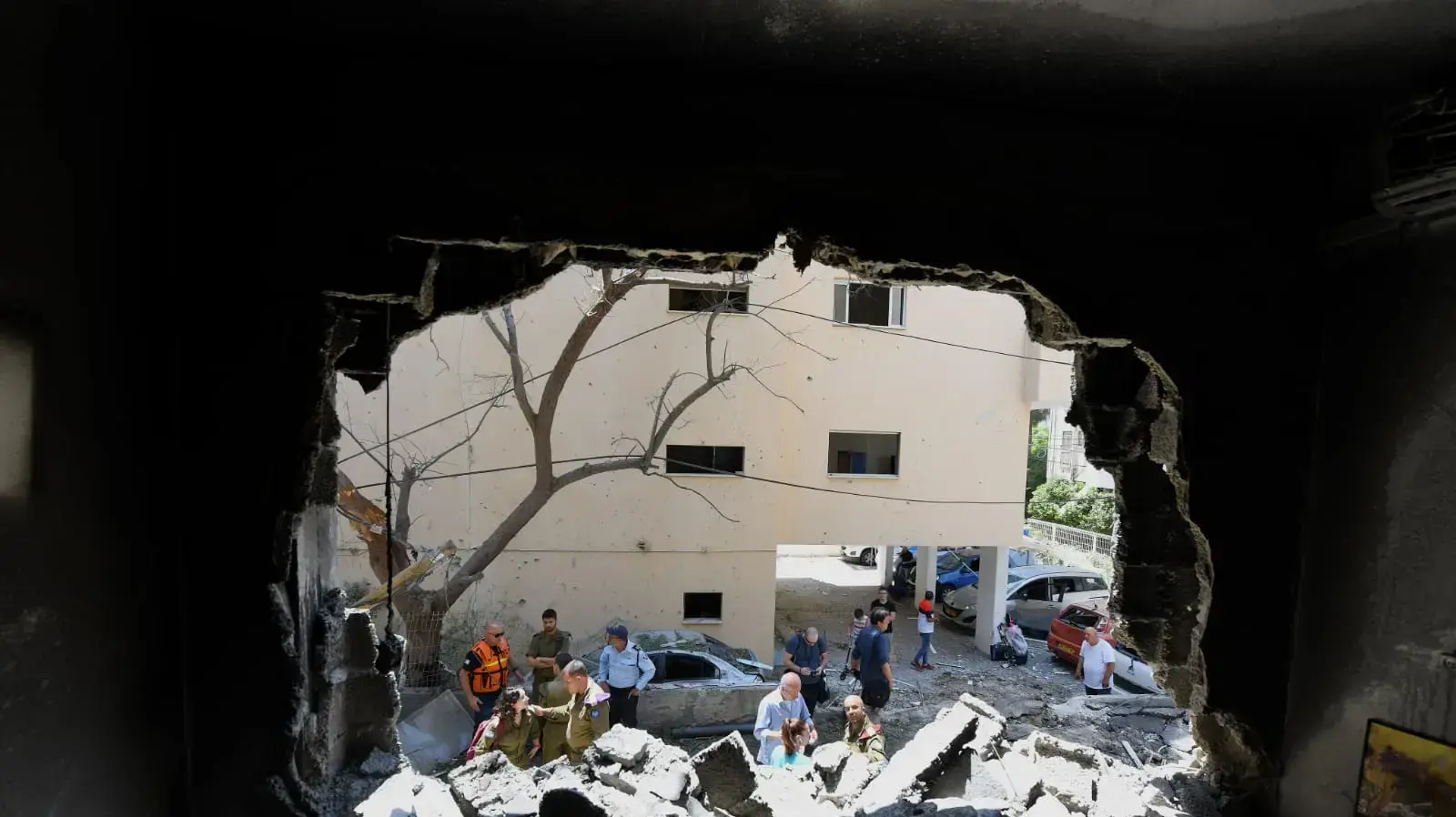 זירת נפילת רקטה בפתח תקווה בבוקר שאחרי, 13 במאי 2021 זירת נפילת רקטה בפתח תקווה בבוקר שאחרי, 13 במאי 2021