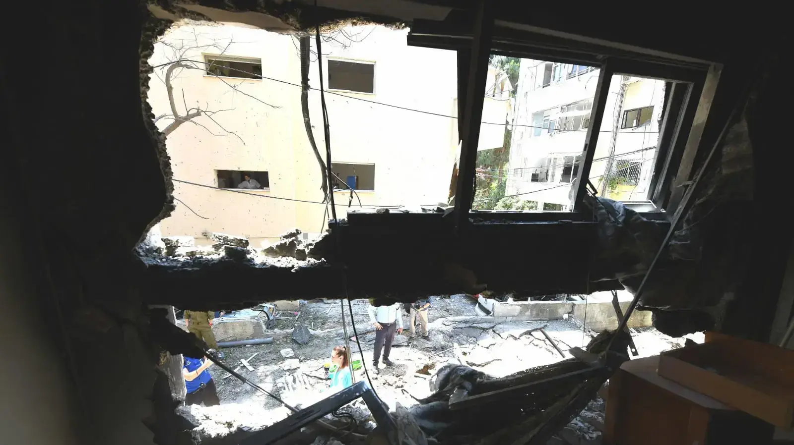 זירת נפילת רקטה בפתח תקווה בבוקר שאחרי, 13 במאי 2021 זירת נפילת רקטה בפתח תקווה בבוקר שאחרי, 13 במאי 2021