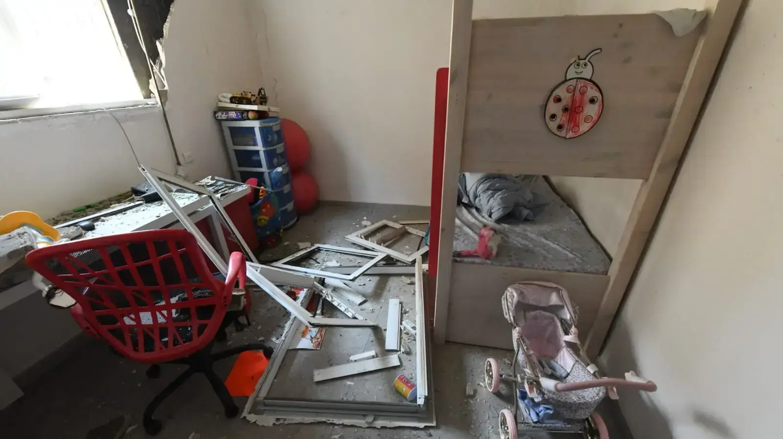 זירת נפילת רקטה בפתח תקווה בבוקר שאחרי, 13 במאי 2021 זירת נפילת רקטה בפתח תקווה בבוקר שאחרי, 13 במאי 2021