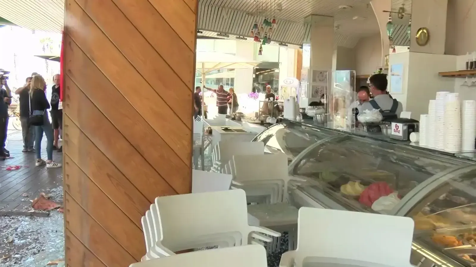 הריסות סניף גלידת ויקטורי בבת ים לאחר הפרעות בעיר, 13 במאי 2021 הריסות סניף גלידת ויקטורי בבת ים לאחר הפרעות בעיר, 13 במאי 2021