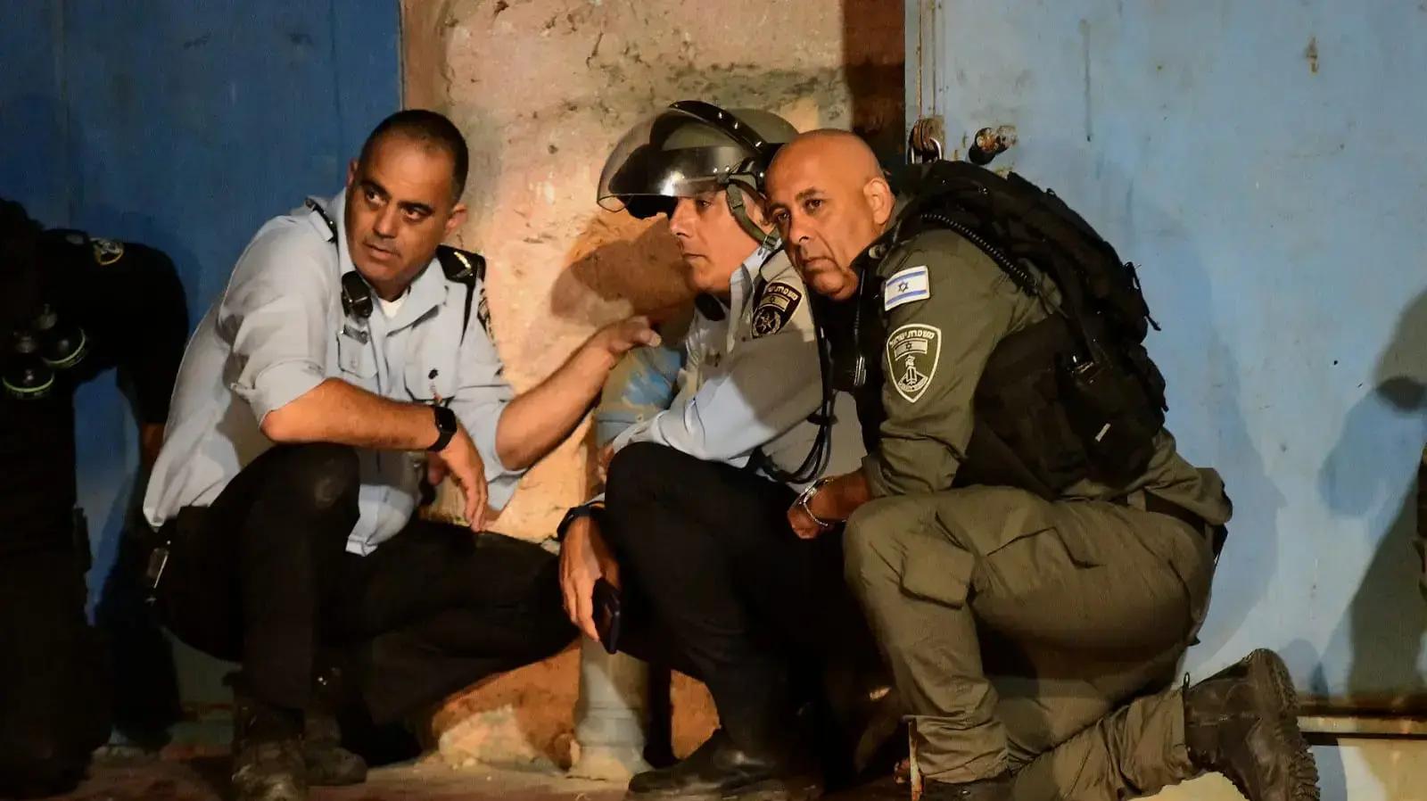שוטרים תופסים מחסה בלוד 13 במאי 2021