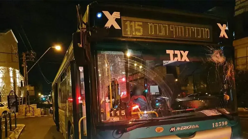 האוטובס בו נפצעה בת 67 בשכונת הדר הכרמל בחיפה 13 במאי 2021 האוטובס בו נפצעה בת 67 בשכונת הדר הכרמל בחיפה 13 במאי 2021