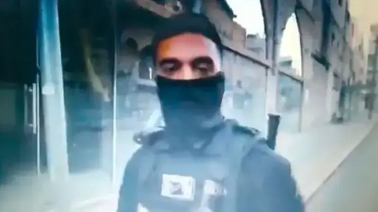 תג הנחזה לתג יחידה משטרתי ועליו סמל של דגל ישראל ולצידו סמל של גולגולת תג הנחזה לתג יחידה משטרתי ועליו סמל של דגל ישראל ולצידו סמל של גולגולת