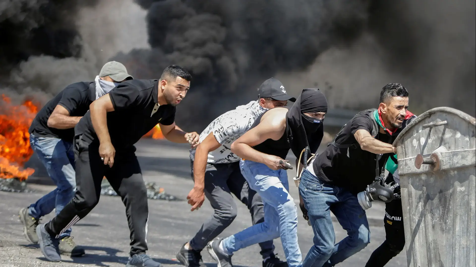פלסטינים מתעמתים עם כוחות הביטחון בסמוך למחסום חווארה, 14 במאי 2021 פלסטינים מתעמתים עם כוחות הביטחון בסמוך למחסום חווארה, 14 במאי 2021