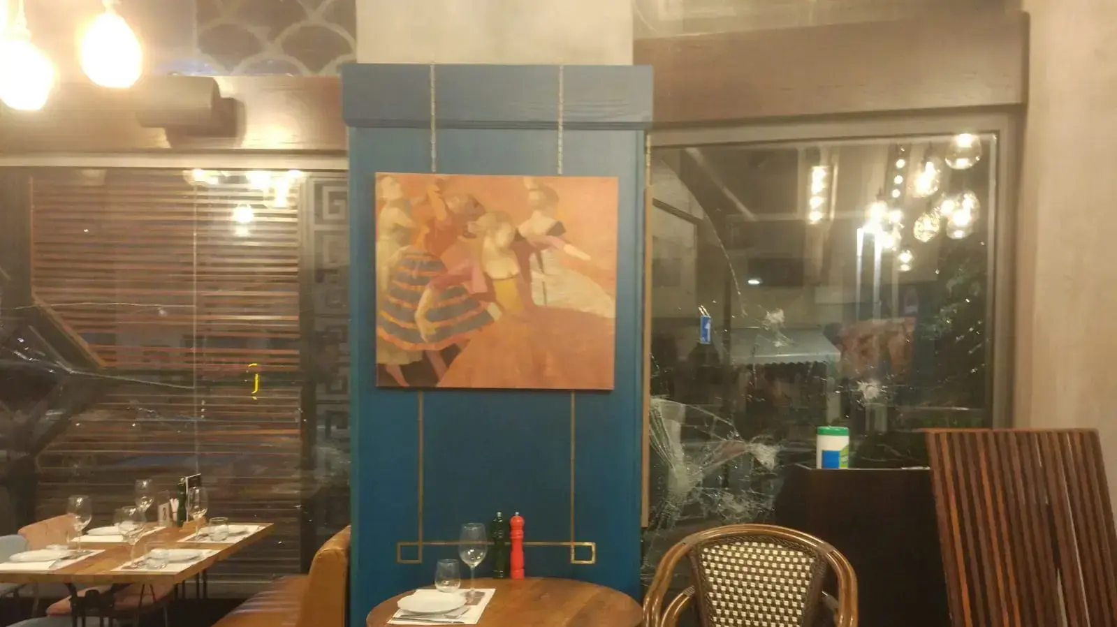חלון מנופץ לאחר זריקת אבנים אל עבר מסעדת סנגריה, חיפה, במהלך התפרעויות אזרחים ערבים, 13 במאי 2021 חלון מנופץ לאחר זריקת אבנים אל עבר מסעדת סנגריה, חיפה, במהלך התפרעויות אזרחים ערבים, 13 במאי 2021