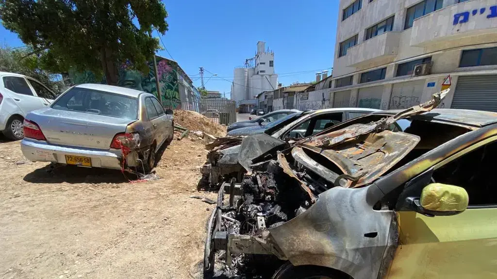 הצתת מכוניות סמוך למטה מרחב יפתח של המשטרה הצתת מכוניות סמוך למטה מרחב יפתח של המשטרה