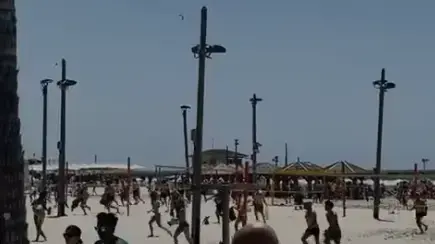 המונים רצים מחוף גורדון בת"א במזן אזעקות, 15 מאי 2021 המונים רצים מחוף גורדון בת"א במזן אזעקות, 15 מאי 2021
