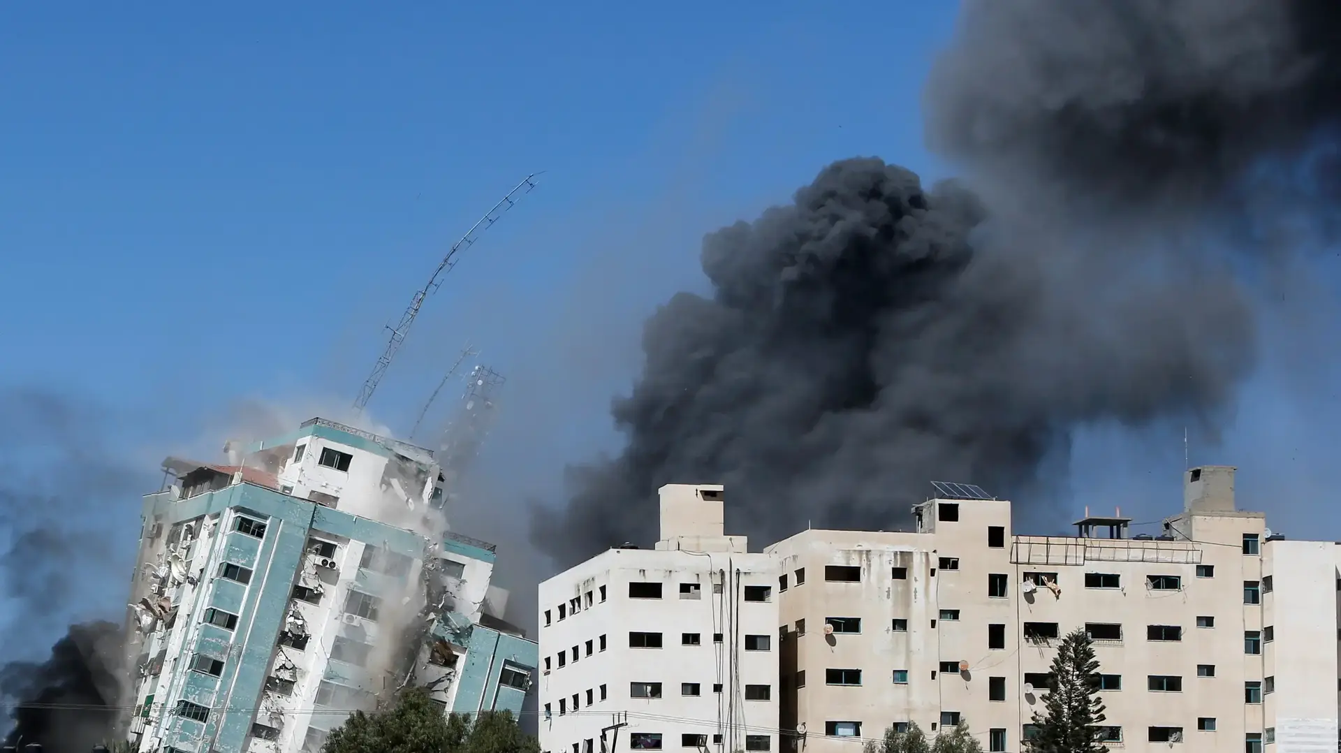 תקיפת צה"ל על מבנה בניין אלג'לאא בו משדרת רשת אל-ג'זירה ברצועה 15 במאי 2021
תקיפת צה"ל על מבנה בניין אלג'לאא בו משדרת רשת אל-ג'זירה ברצועה 15 במאי 2021