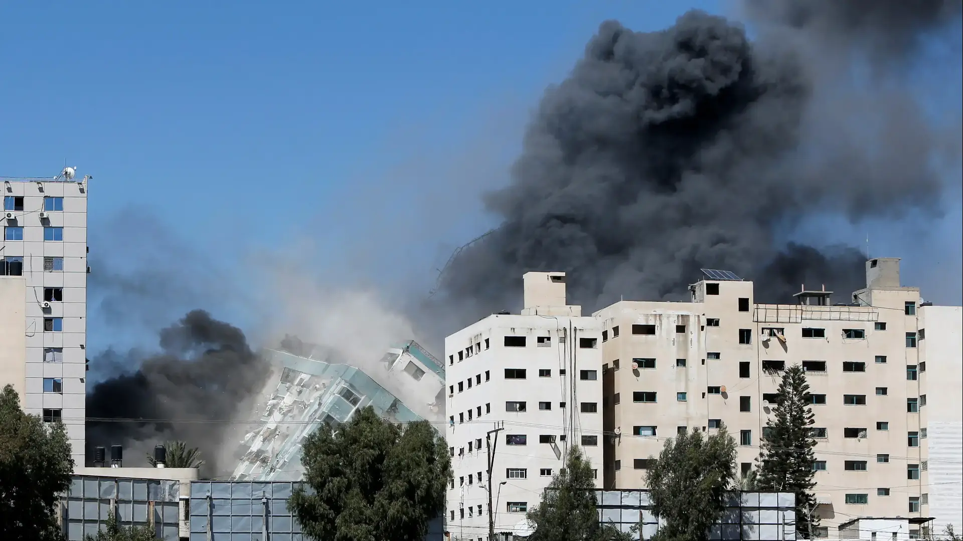 תקיפת צה"ל על מבנה בניין אלג'לאא בו משדרת רשת אל-ג'זירה ברצועה 15 במאי 2021
תקיפת צה"ל על מבנה בניין אלג'לאא בו משדרת רשת אל-ג'זירה ברצועה 15 במאי 2021