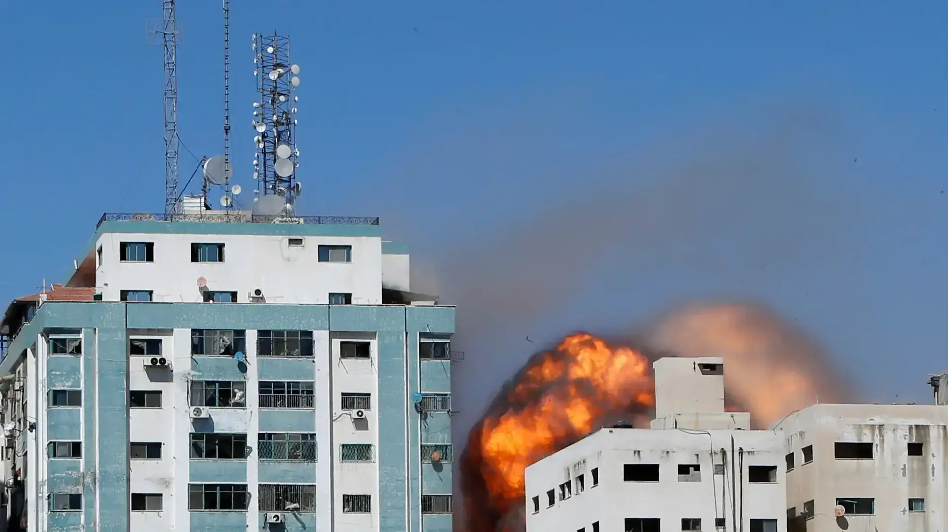 תקיפת צה"ל על מבנה בניין אלג'לאא בו משדרת רשת אל-ג'זירה ברצועה 15 במאי 2021
תקיפת צה"ל על מבנה בניין אלג'לאא בו משדרת רשת אל-ג'זירה ברצועה 15 במאי 2021