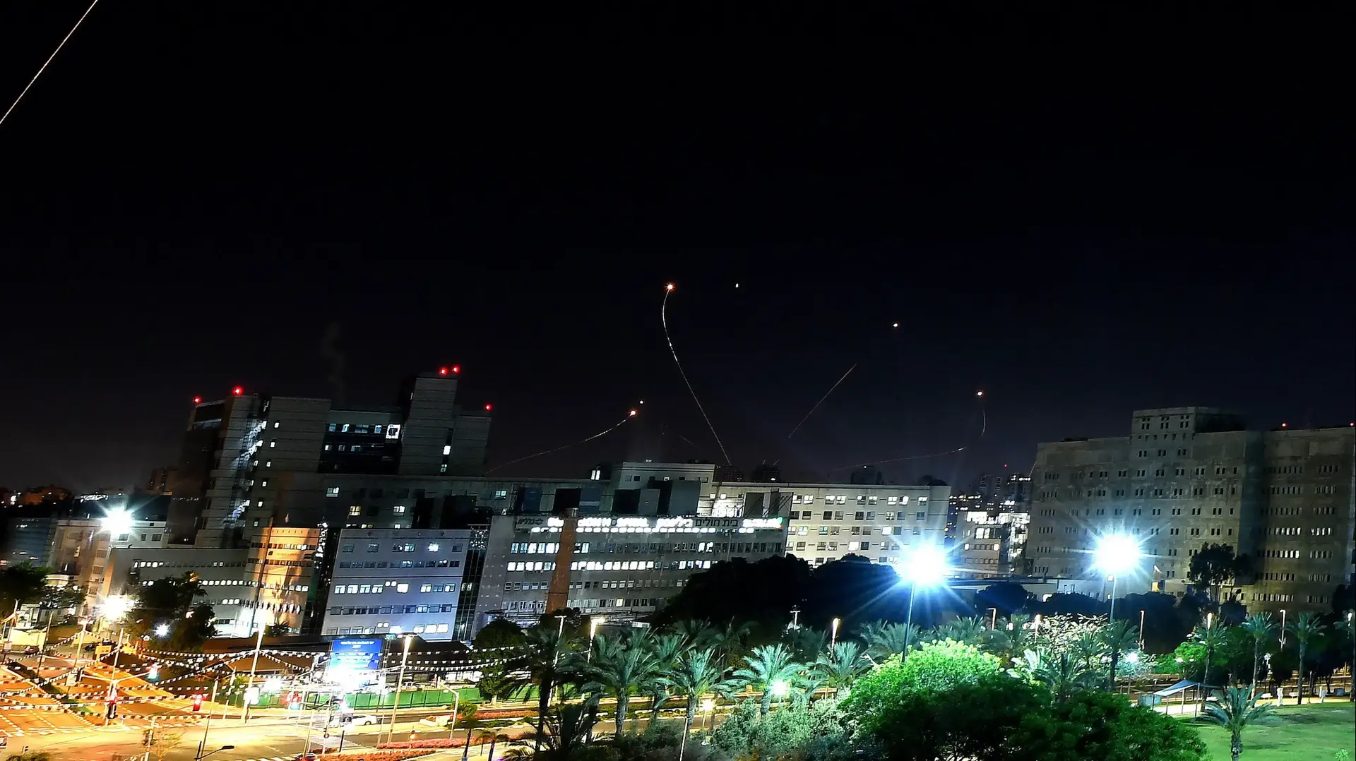 יירוט כיפת ברזל בשמי פתח תקווה 16 במאי 2021 יירוט כיפת ברזל בשמי פתח תקווה 16 במאי 2021