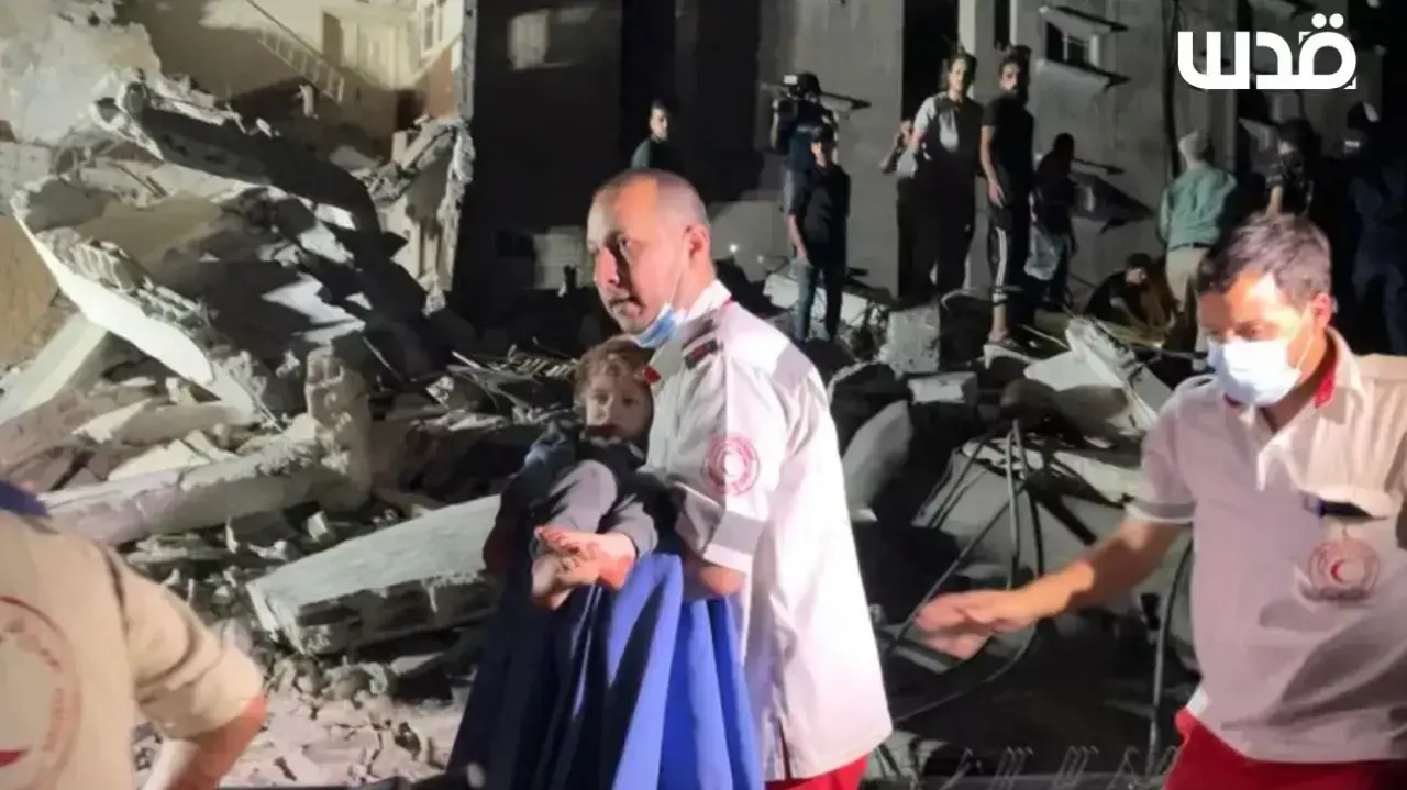 חילוץ ילדים מבין ההריסות ברצועת עזה לאחר תקיפת צה"ל. 16 במאי 2021