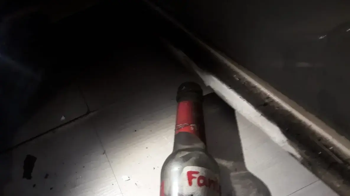 אחד מבקבוקי התבערה שנמצאו במשרד מנהל תיאטרון עכו, שהושלכו על ידי מתפרעים בעכו ביום שישי 14 במאי אחד מבקבוקי התבערה שנמצאו במשרד מנהל תיאטרון עכו, שהושלכו על ידי מתפרעים בעכו ביום שישי 14 במאי