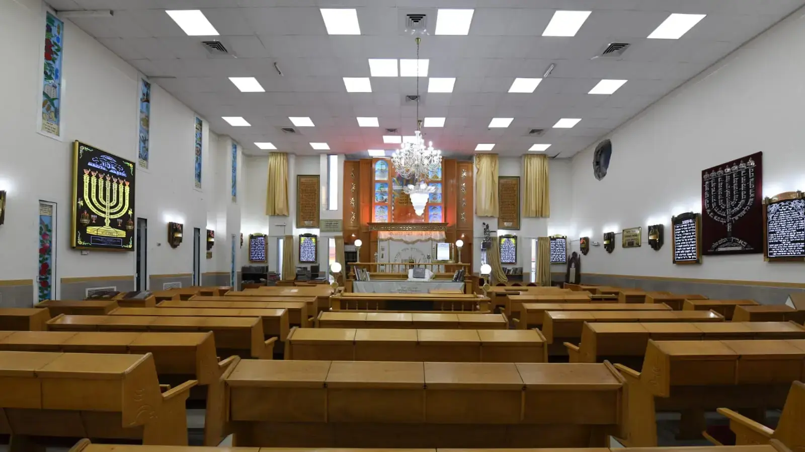 מתפללים במקלט בית הכנסת שספג פגיעה ישירה באשקלון, בית כנסת שנפגע, 16 במאי 2021 מתפללים במקלט בית הכנסת שספג פגיעה ישירה באשקלון, בית כנסת שנפגע, 16 במאי 2021