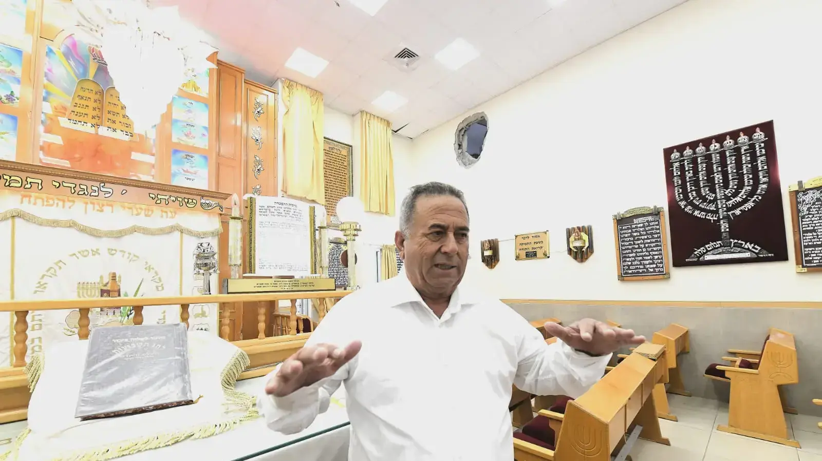 מנשה יחזקאל - מתפללים במקלט בית הכנסת שספג פגיעה ישירה באשקלון, בית כנסת שנפגע, 16 במאי 2021 מנשה יחזקאל - מתפללים במקלט בית הכנסת שספג פגיעה ישירה באשקלון, בית כנסת שנפגע, 16 במאי 2021