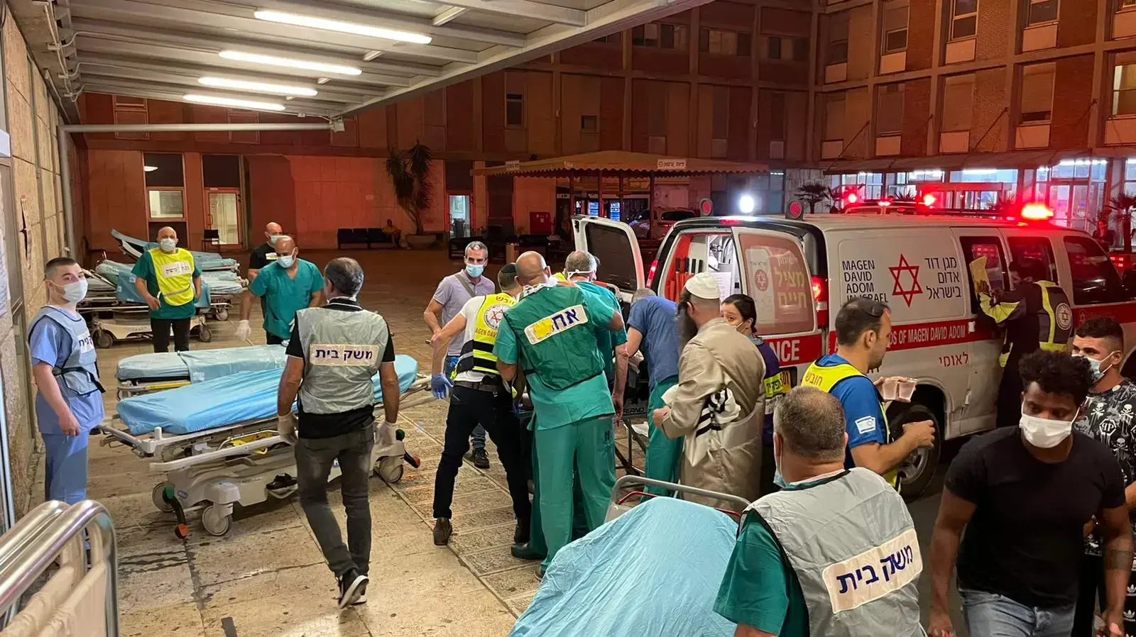 פינוי הפצועים מבית הכנסת בגבעת זאב 16 במאי 2021 פינוי הפצועים מבית הכנסת בגבעת זאב 16 במאי 2021