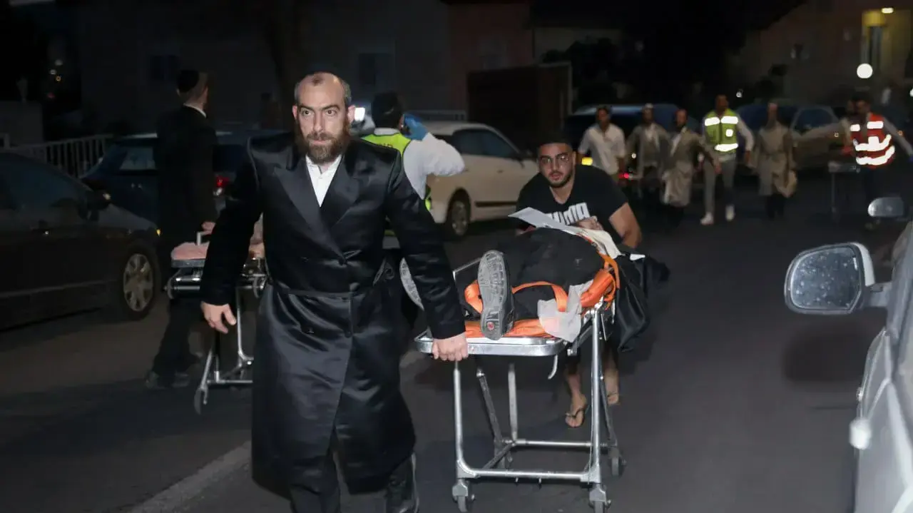 פינוי פצוע מזירת אירוע הקריסה בבית הכנסת בגבעת זאב 16 במאי 2021
פינוי פצוע מזירת אירוע הקריסה בבית הכנסת בגבעת זאב 16 במאי 2021