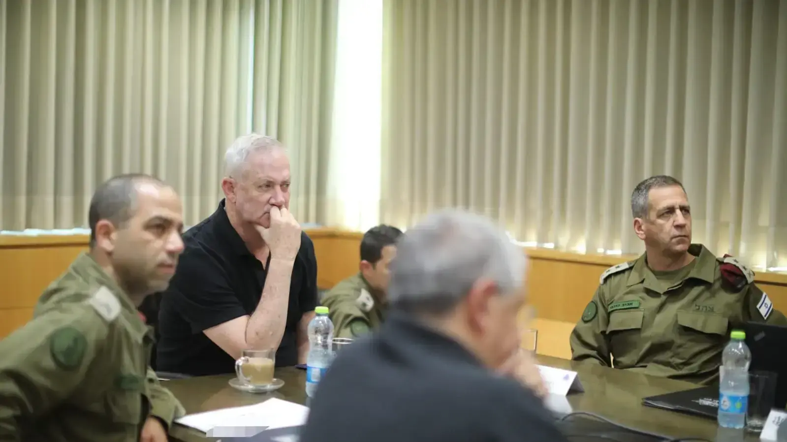 הערכת מצב בראשות שר הביטחון בני גנץ ובהשתתפות הרמטכ"ל רא"ל אביב כוכבי, מנכ"ל משרד הביטחון אלוף (במיל') אמיר אשל, 17 במאי 2021 הערכת מצב בראשות שר הביטחון בני גנץ ובהשתתפות הרמטכ"ל רא"ל אביב כוכבי, מנכ"ל משרד הביטחון אלוף (במיל') אמיר אשל, 17 במאי 2021