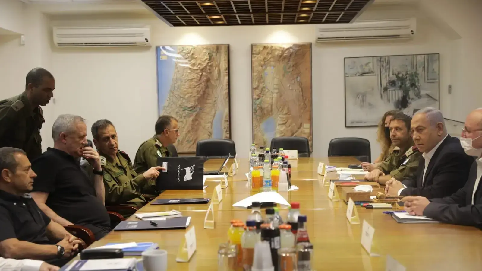 התייעצות ביטחונית של ראש הממשלה בנימין נתניהו ושר הביטחון בני גנץ בקריה בתל אביב, 17 במאי 2021 התייעצות ביטחונית של ראש הממשלה בנימין נתניהו ושר הביטחון בני גנץ בקריה בתל אביב, 17 במאי 2021
