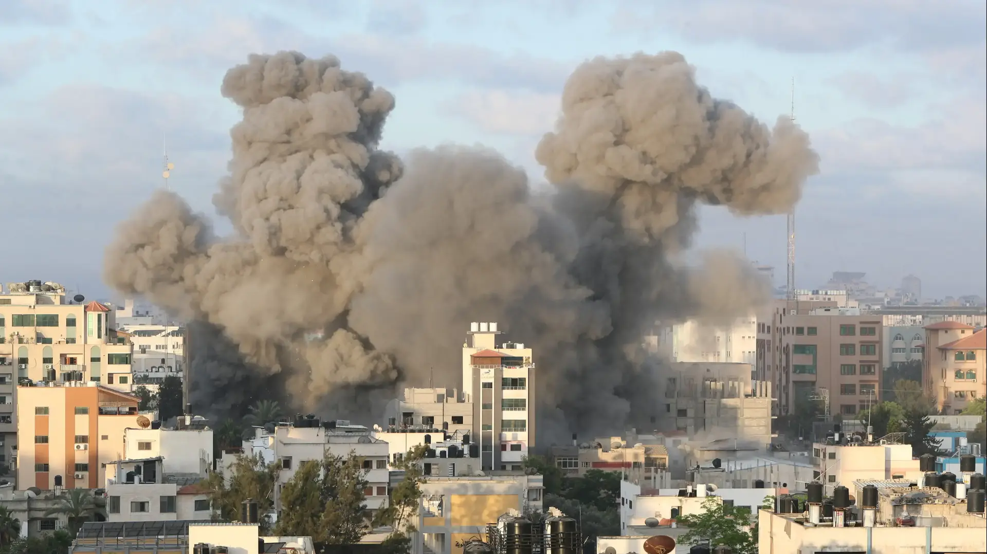 עשן לאחר תקיפת מבנה בידי חיל האוויר, רצועת עזה, 18 במאי 2021 עשן לאחר תקיפת מבנה בידי חיל האוויר, רצועת עזה, 18 במאי 2021