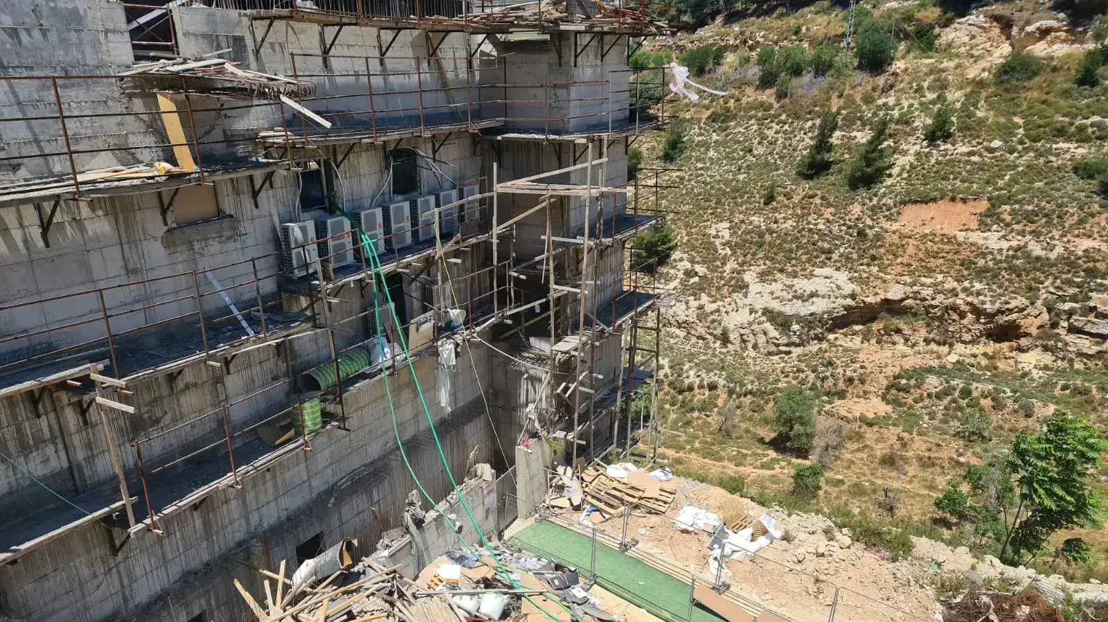 בית הכנסת בו התמוטטה טריבונה בגבעת זאב, 18 במאי 2021 בית הכנסת בו התמוטטה טריבונה בגבעת זאב, 18 במאי 2021