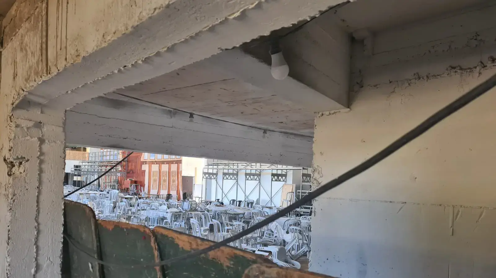 אחת הכניסות שנותרו לא חסומות לבית הכנסת בגבעת זאב שבו התמוטטה הטריבונה עם המתפללים