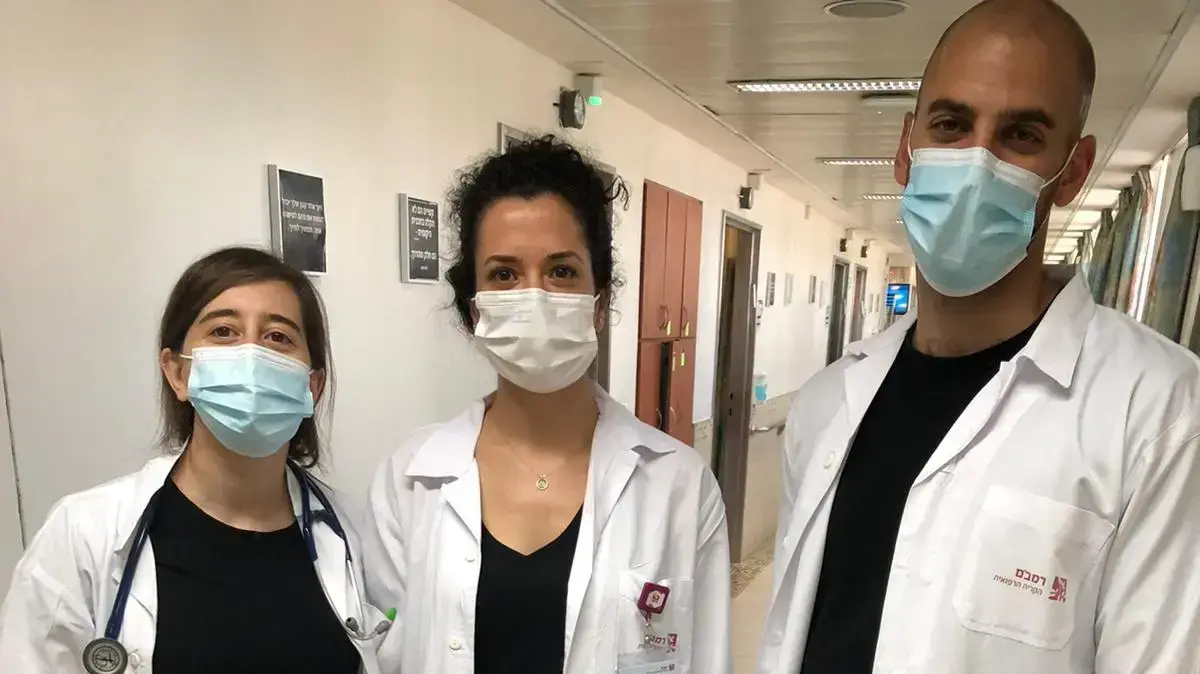 רופאים ערבים שכן הופיעו לעבודה ברמבם התייצבו באופן מופגן בשעה איחור לבושים חולצות שחורות 18 במאי 2021