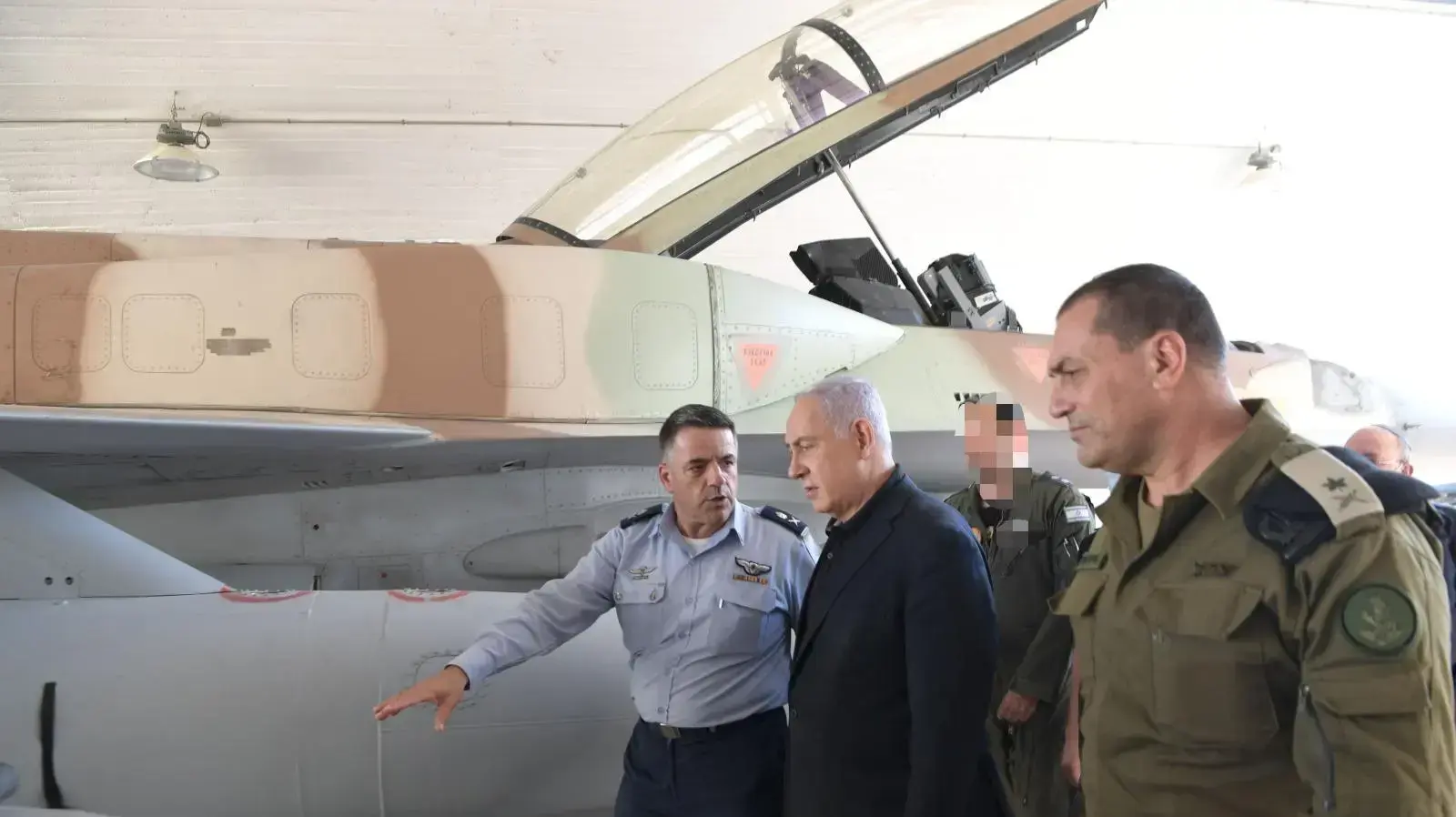 ראש הממשלה בנימין נתניהו בתום הערכת מצב בפיקוד הדרום וסיור בבסיס חיל האוויר בחצרים 18 במאי 2021 ראש הממשלה בנימין נתניהו בתום הערכת מצב בפיקוד הדרום וסיור בבסיס חיל האוויר בחצרים 18 במאי 2021