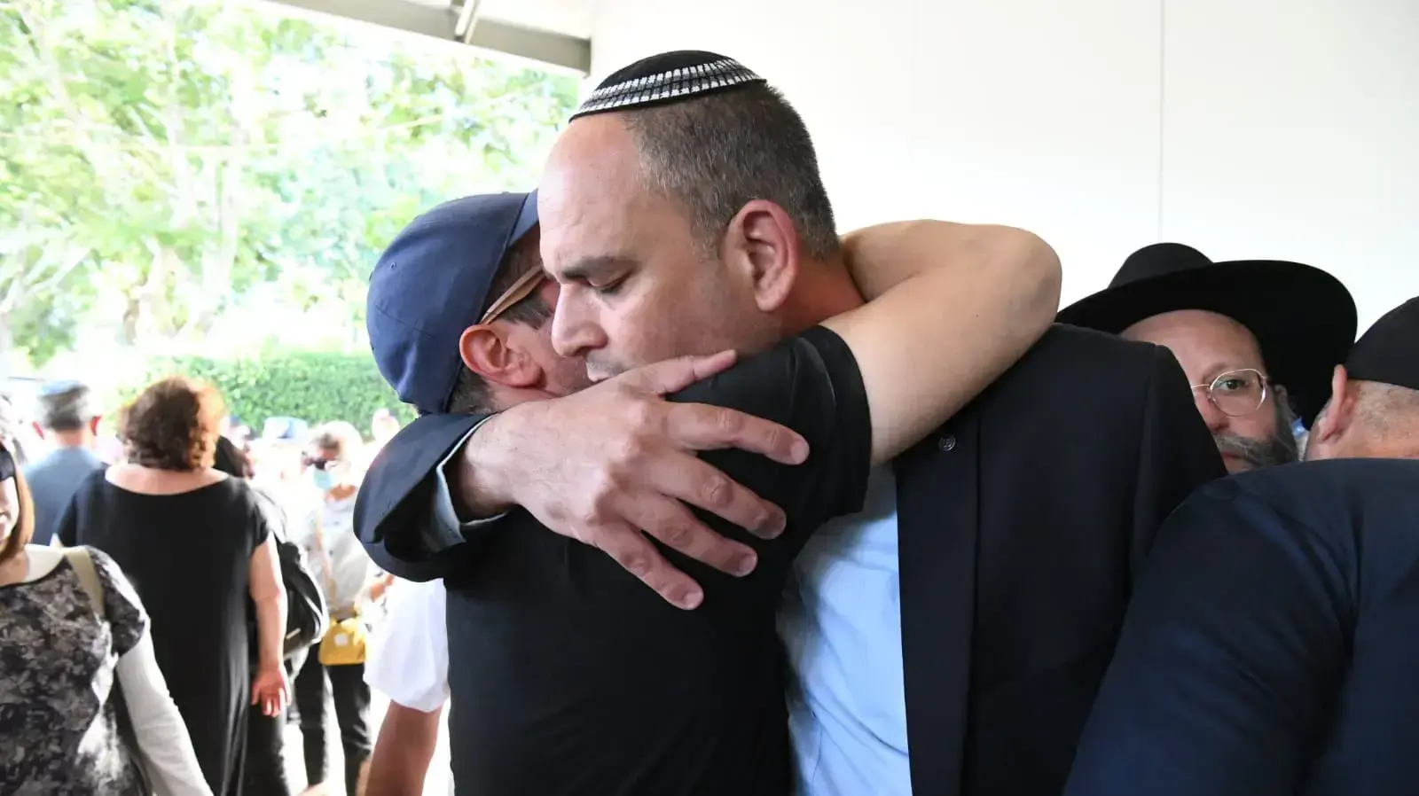 הלווייתו של יגאל יהושע בבית העלמין האיזורי ליד מושב חדיד 18 במאי 2021 הלווייתו של יגאל יהושע בבית העלמין האיזורי ליד מושב חדיד 18 במאי 2021
