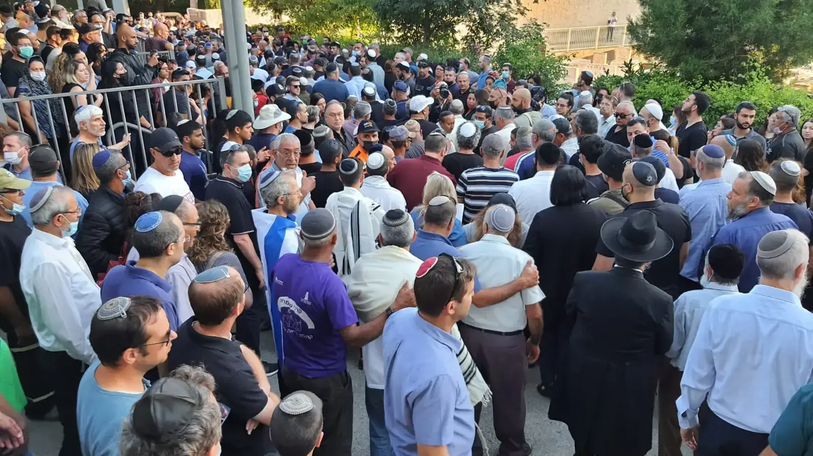 הלווייתו של יגאל יהושע בבית העלמין האיזורי ליד מושב חדיד 18 במאי 2021 הלווייתו של יגאל יהושע בבית העלמין האיזורי ליד מושב חדיד 18 במאי 2021