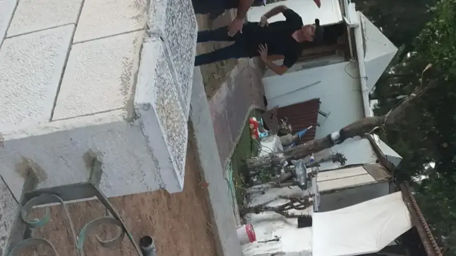 נזקי פגיעת הרקטה בשדרות נזקי פגיעת הרקטה בשדרות