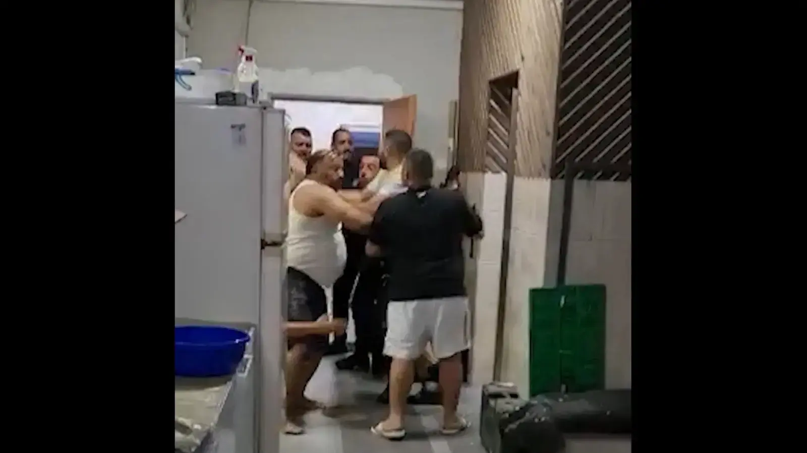 שוטרים מכים משפחה ערביה בחיפה, 19.5.21 שוטרים מכים משפחה ערביה בחיפה, 19.5.21