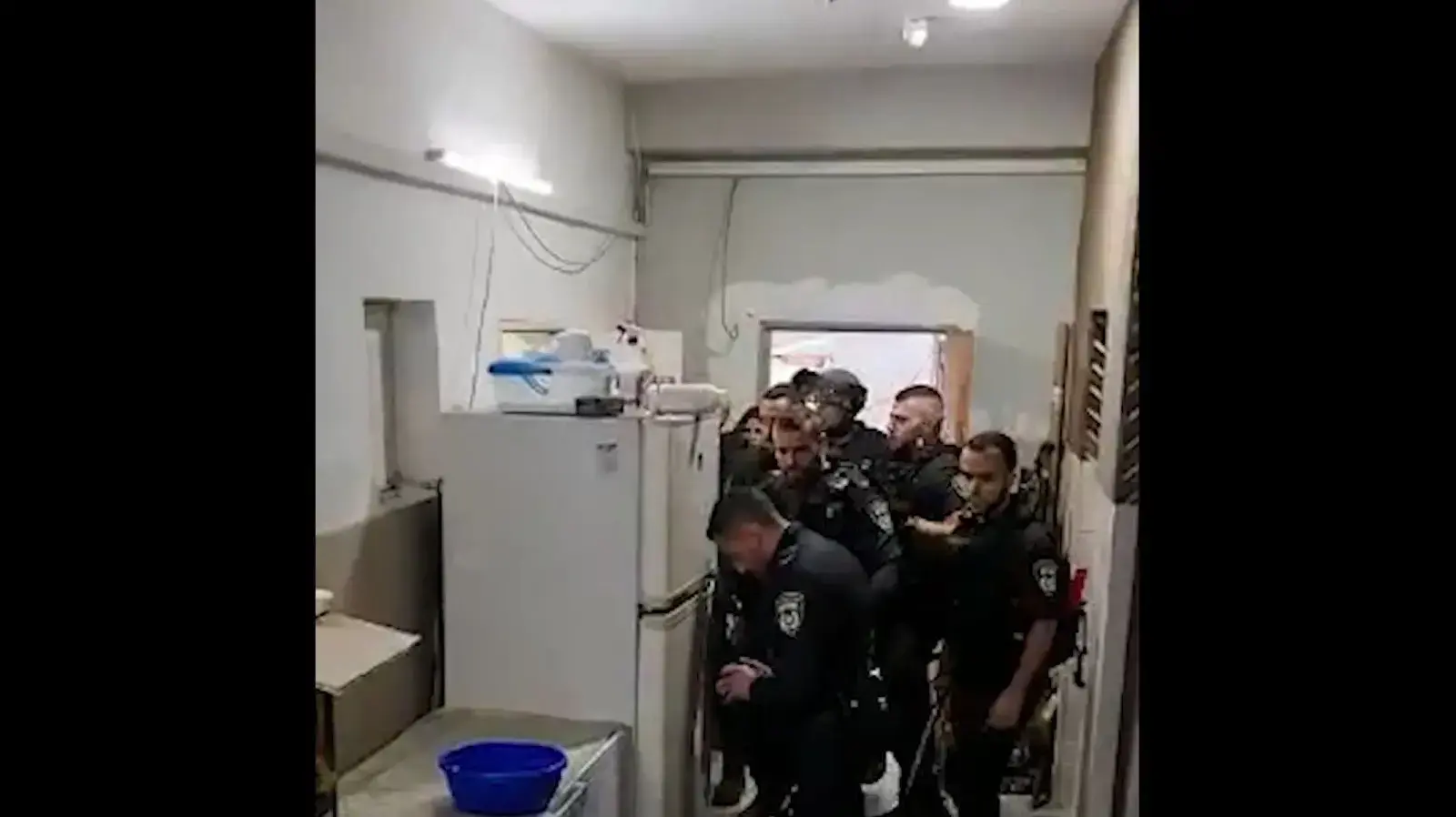 שוטרים מכים משפחה ערביה בחיפה בטענה שתקפו יהודי, 19.5.21 שוטרים מכים משפחה ערביה בחיפה בטענה שתקפו יהודי, 19.5.21