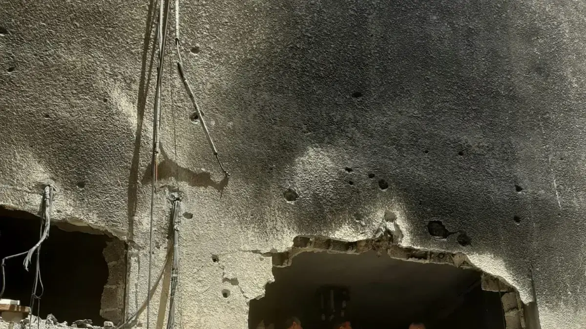 שר החוץ גבי אשכנזי ושר החוץ הגרמני הייקו מאס במקום פגיעת הרקטה בפתח תקווה, 20 במאי 2021
