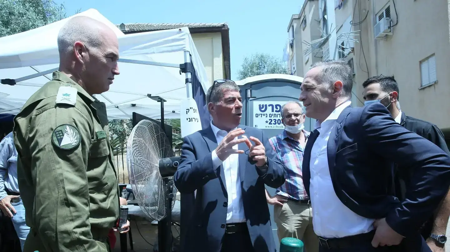 שר החוץ גבי אשכנזי ושר החוץ הגרמני הייקו מאס במקום פגיעת הרקטה בפתח תקווה, 20 במאי 2021 שר החוץ גבי אשכנזי ושר החוץ הגרמני הייקו מאס במקום פגיעת הרקטה בפתח תקווה, 20 במאי 2021