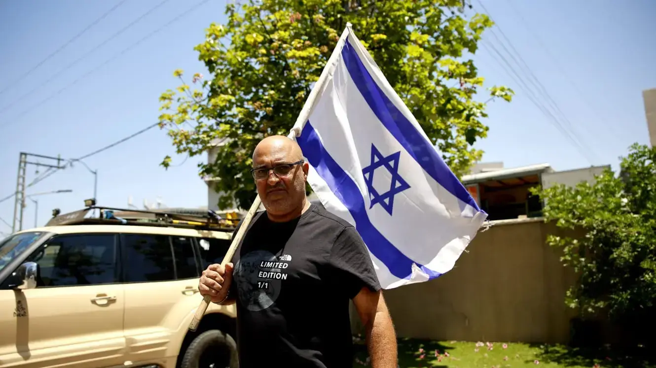 תושב שדרות רונן עזרן שניצל מפגיעת נ"ט ברכבו במהלך מבצע שומר החומות תושב שדרות רונן עזרן שניצל מפגיעת נ"ט ברכבו במהלך מבצע שומר החומות