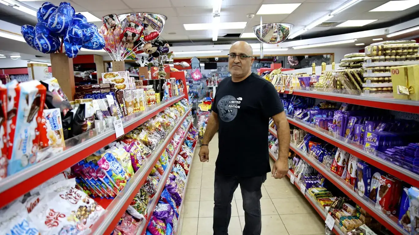 תושב שדרות ובעל חנות הממתקים רונן עזרן שניצל מפגיעת נ"ט ברכבו במהלך מבצע שומר החומות תושב שדרות ובעל חנות הממתקים רונן עזרן שניצל מפגיעת נ"ט ברכבו במהלך מבצע שומר החומות