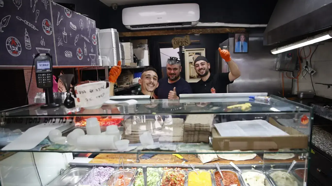 עובדי שווארמה אבו בעיר שדרות עובדי שווארמה אבו בעיר שדרות