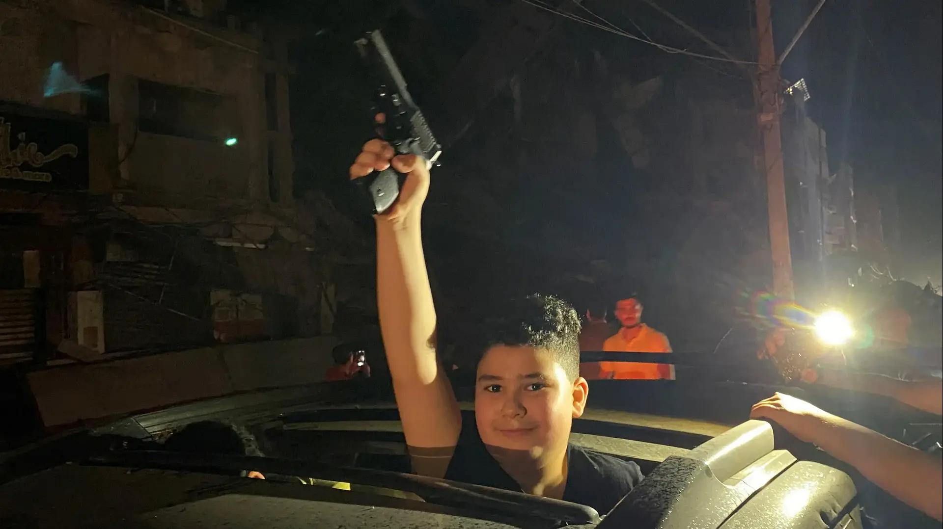 ילד עזתי חוגג את סיום הלחימה בעזה במסגרת שומר החומות, 21.5.21 ילד עזתי חוגג את סיום הלחימה בעזה במסגרת שומר החומות, 21.5.21