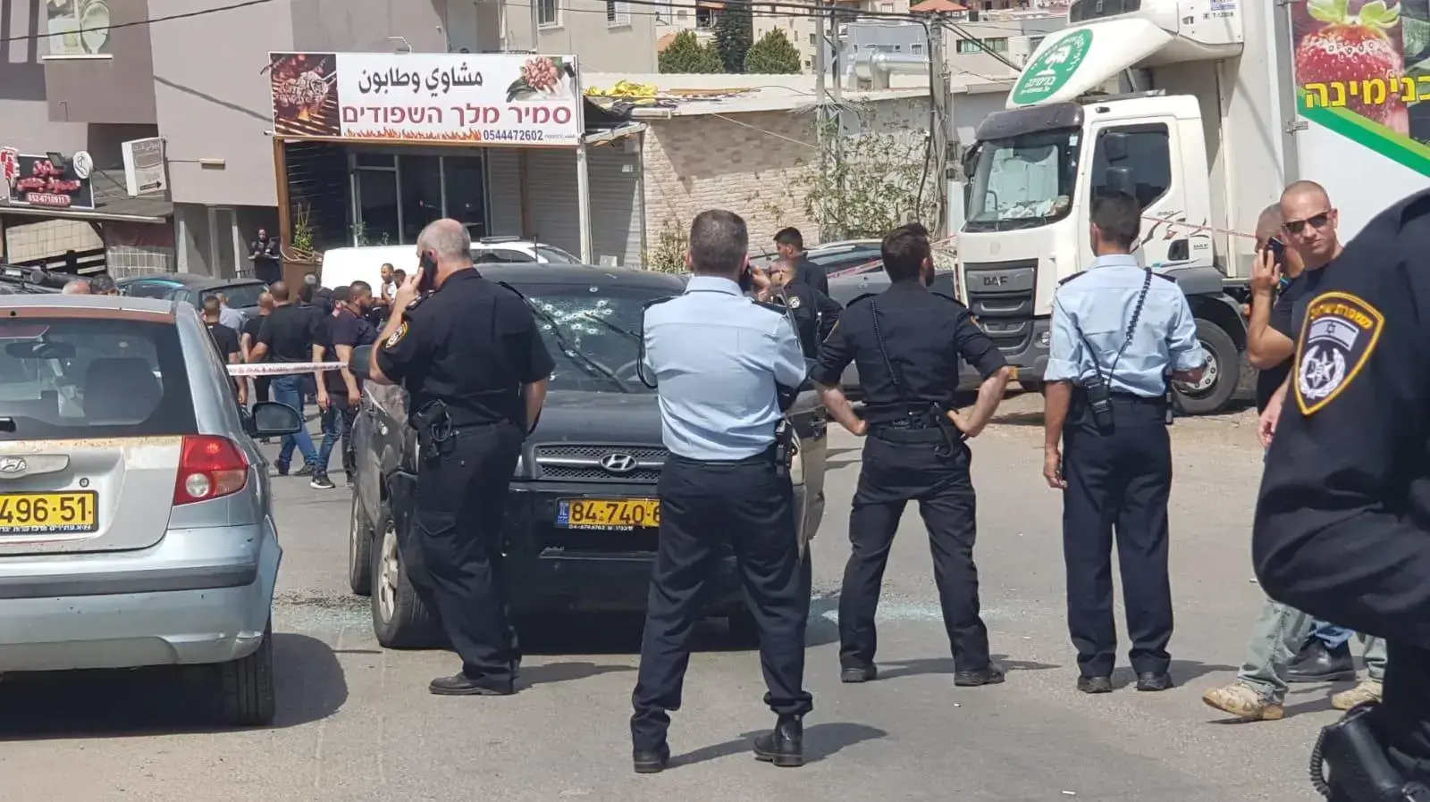 שוטרים בזירה בו נהרג ד״ר טארק אבו ג׳עו ברכבו באום אל-פחם. 21 במאי 2021 שוטרים בזירה בו נהרג ד״ר טארק אבו ג׳עו ברכבו באום אל-פחם. 21 במאי 2021