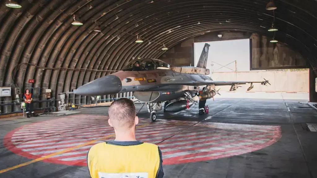 מטוס קרב ואיש צוות קרקע בהאנגר של חיל האוויר במבצע שומר החומות, 20 במאי 2021 מטוס קרב ואיש צוות קרקע בהאנגר של חיל האוויר במבצע שומר החומות, 20 במאי 2021