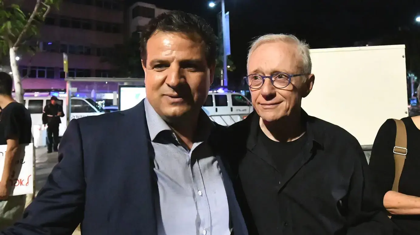 איימן עודה ודויד גרוסמן בעצרת בכיכר הבימה בת"א, 22 במאי, 2021 איימן עודה ודויד גרוסמן בעצרת בכיכר הבימה בת"א, 22 במאי, 2021