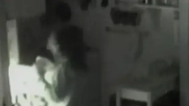 אישה מתחבאת במטבח אישה מתחבאת במטבח
