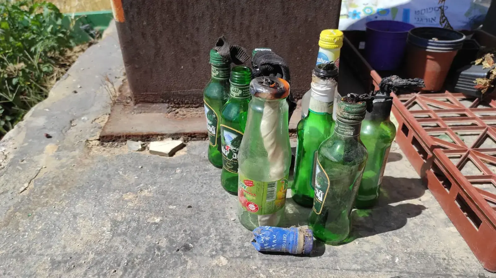 בקבוקי תבערה שנאספו  מהגינה של מועדונית שיקגו במתנ"ס בלוד, 23 במאי 2021