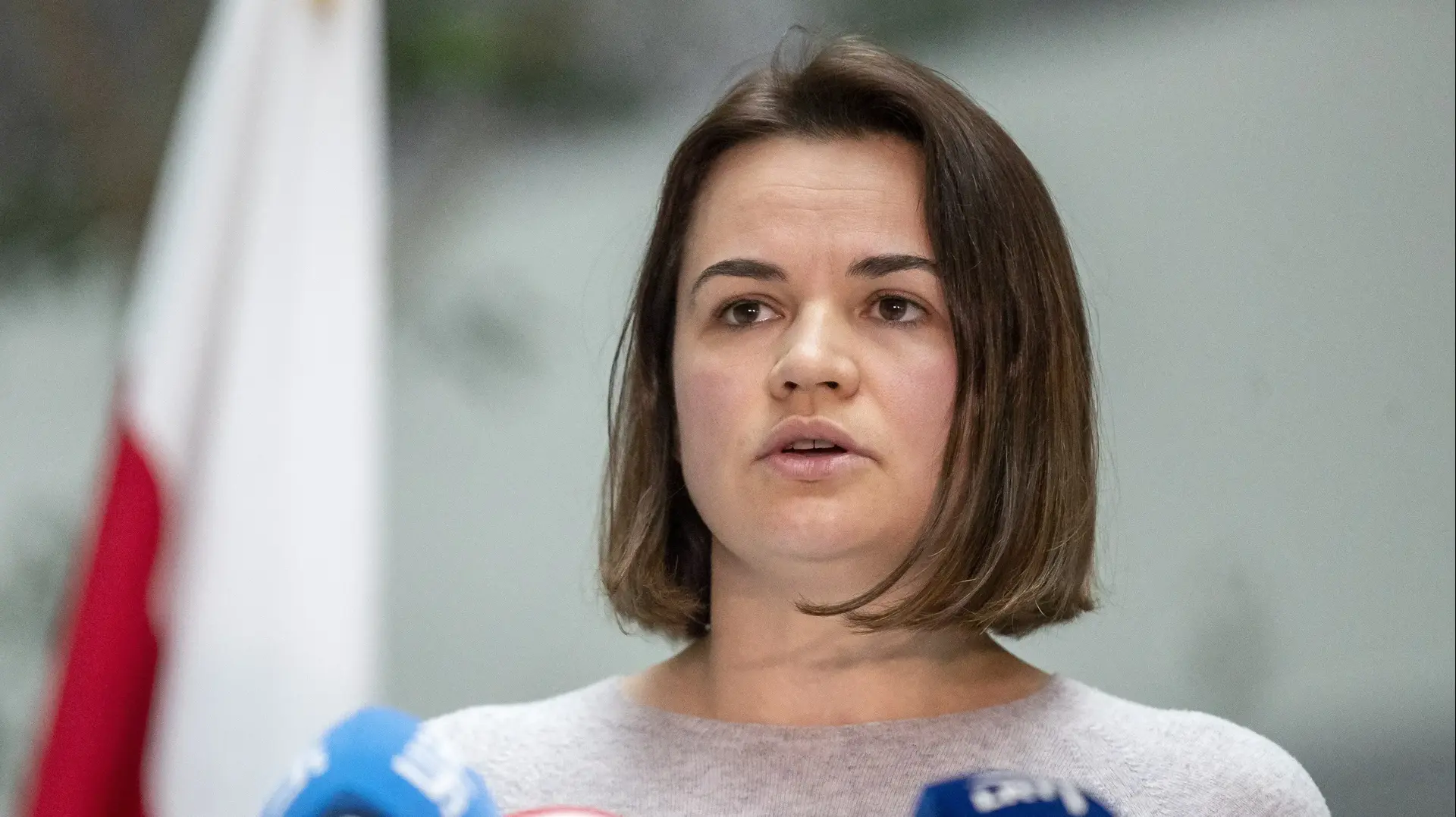 מנהיגת האופוזיציה של בלארוס סבטלנה טיכאנובסקאיה במסיבת עיתונאים בווילנה, ליטא, 23 במאי 2021
מנהיגת האופוזיציה של בלארוס סבטלנה טיכאנובסקאיה במסיבת עיתונאים בווילנה, ליטא, 23 במאי 2021