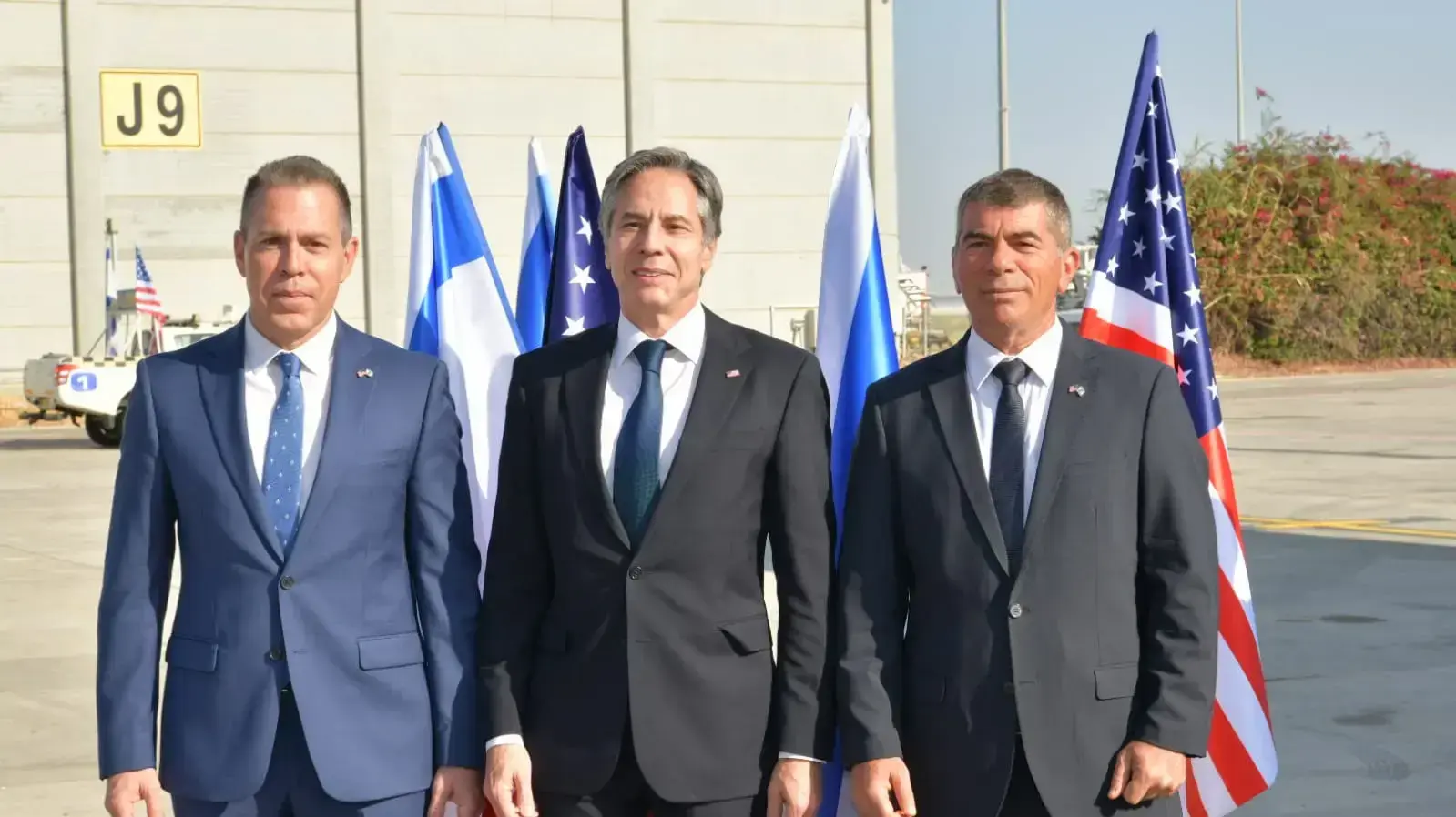 שר החוץ גבי אשכנזי ושגריר ישראל באו"ם גלעד ארדן בקבלת פנים לשר החוץ האמריקני אנתוני בלינקן שנחת בישראל, 25 במאי 2021 שר החוץ גבי אשכנזי ושגריר ישראל באו"ם גלעד ארדן בקבלת פנים לשר החוץ האמריקני אנתוני בלינקן שנחת בישראל, 25 במאי 2021
