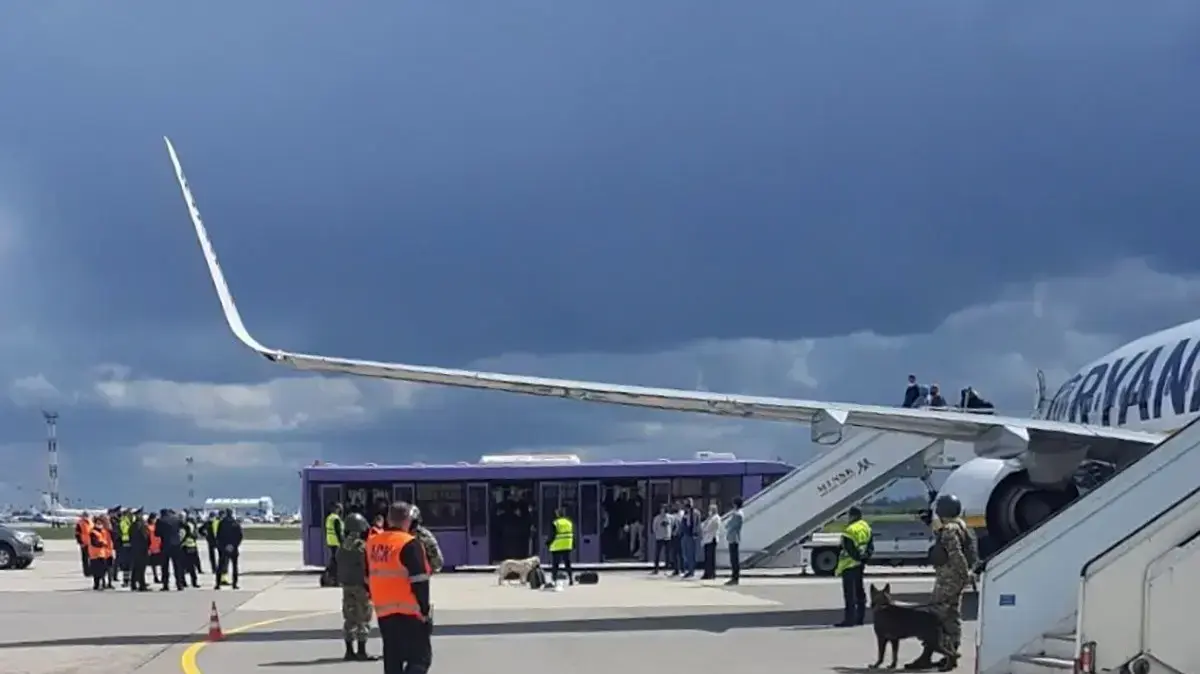 אנשי רשות שדות התעופה וכוחות הביטחון מול טיסת ריינאייר שנאלצה לנחות במינסק, 23 במאי 2021 אנשי רשות שדות התעופה וכוחות הביטחון מול טיסת ריינאייר שנאלצה לנחות במינסק, 23 במאי 2021